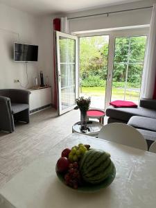 フリードリッヒシュコオクにあるSanja - Ferienwohnung im Friesenhofのリビングルームのテーブルに果物を置いた器 +11枚の写真