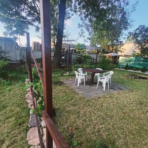 a picnic table and chairs in a yard at Penthouse Noe z Ogrodem in Kluczbork +35 photos