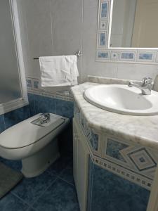 Bilik mandi di Mi escapada a la playa Compostela