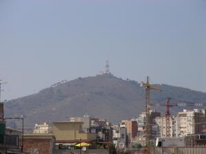 een uitzicht op een stad met een heuvel op de achtergrond bij Apartament Fira in Hospitalet de Llobregat