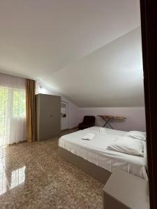 IR Guest House客房内的一张或多张床位