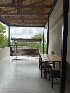 IR Guest House的阳台或露台