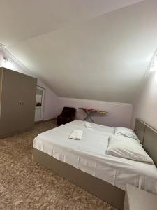 IR Guest House客房内的一张或多张床位