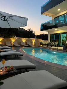 Bazén v ubytovaní Luxury Apartments VilaMaloca alebo v jeho blízkosti