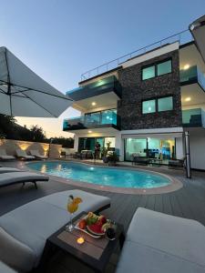 Bazén v ubytovaní Luxury Apartments VilaMaloca alebo v jeho blízkosti
