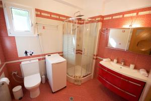 Ένα μπάνιο στο Happy Holiday House +31 φωτογραφίες