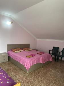 IR Guest House客房内的一张或多张床位