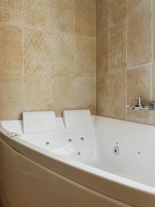 a white bath tub in a bathroom at La Casa Laura, Balnéo & Terrasse Privée in Étaples +6 photos