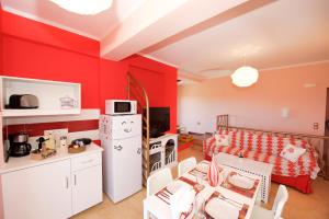 Η κουζίνα ή μικρή κουζίνα στο Happy Holiday House