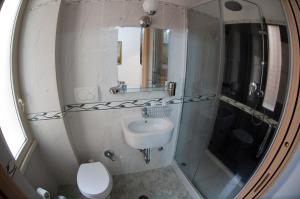 ローマにあるCasavamicaのバスルーム(洗面台、トイレ、鏡付)