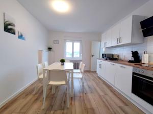 Kuchyň nebo kuchyňský kout v ubytování Modern & Chic Apartment with Balcony in Offenbach