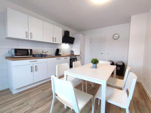 Kuchyň nebo kuchyňský kout v ubytování Modern & Chic Apartment with Balcony in Offenbach