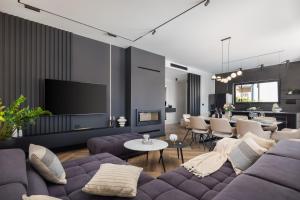 un soggiorno con un divano e una TV di Villa M a Vodice