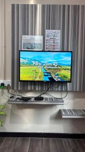 Ada Hotel & Apartment的电视和/或娱乐中心