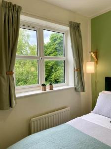 a bedroom with a bed and a window at Rhubarb Retreat - Stylish House, Sleeps 5, 10 mins to Durham City & Parking & Garden in Gilesgate