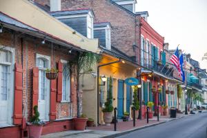 Hotel St. Pierre French Quarter في نيو أورلينز: شارع به بيوت ملونة على شارع المدينة