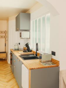 eine Küche mit Spüle und Arbeitsplatte in der Unterkunft Alcova - Stade de France - Jacuzzi - Cinema in Saint-Denis