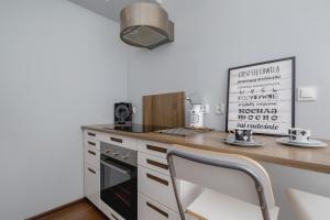 Köök või kööginurk majutusasutuses Osiedle Tysiąclecia - Nowoczesne Studio z Biurkiem do Pracy Zdalnej i Parkingiem by Noclegi Renters