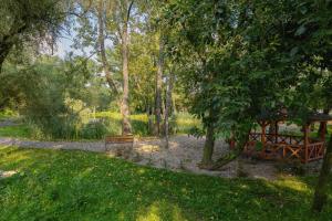 Aed väljaspool majutusasutust Osiedle Tysiąclecia - Nowoczesne Studio z Biurkiem do Pracy Zdalnej i Parkingiem by Noclegi Renters