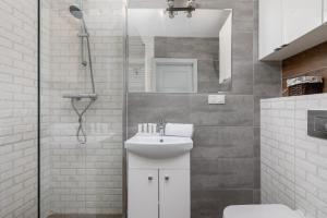 Vannituba majutusasutuses Osiedle Tysiąclecia - Nowoczesne Studio z Biurkiem do Pracy Zdalnej i Parkingiem by Noclegi Renters