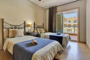 En eller flere senge i et værelse på La Concha Beach Apartments with pool for kids!