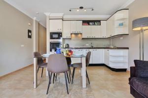 Køkken eller tekøkken på La Concha Beach Apartments with pool for kids!