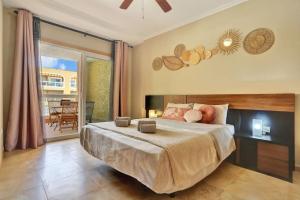 En eller flere senge i et værelse på La Concha Beach Apartments with pool for kids! + 40 billeder