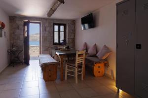 ein Wohnzimmer mit einem Tisch und einem Sofa in der Unterkunft Sun Villa in Neon Oitilon