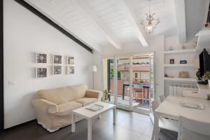 a living room with a couch and a table at La terrazza di via Daneri 2 in Bonassola