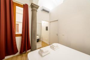 A bed or beds in a room at Residenza d'Epoca Galleria dell'Accademia