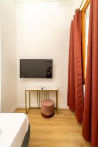 A television and/or entertainment centre at Residenza d'Epoca Galleria dell'Accademia