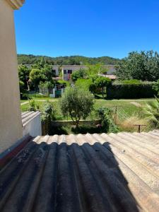 Nespecifikovaný výhled na hory nebo výhled na hory při pohledu z prázdninového domu