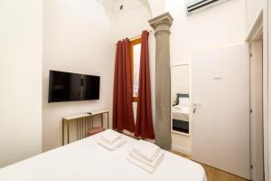 A bed or beds in a room at Residenza d'Epoca Galleria dell'Accademia