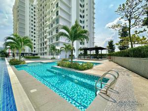 Πισίνα στο ή κοντά στο The Platino Near Paradigm Mall By Stayrene