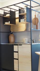 Cuisine ou kitchenette dans l'établissement L'APPART enTHÈSE - Appartement pour une ou deux pers - Accessible à Tous - Meuble Tourisme 3 étoiles en BOURGOGNE