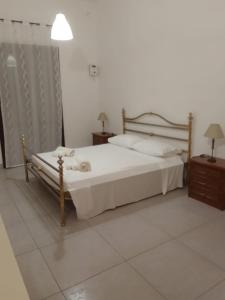 Un dormitorio con una cama grande y dos mesitas de noche. en La Rosa Dei Venti, en Castellammare del Golfo