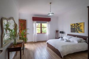 sypialnia z łóżkiem, stołem i oknem w obiekcie Casa Abuela Toña by Huskalia - city center w mieście Los Llanos de Aridane