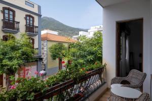 balkon z krzesłami i kwiatami w budynku w obiekcie Casa Abuela Toña by Huskalia - city center w mieście Los Llanos de Aridane