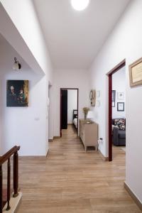 korytarz w domu z białymi ścianami i drewnianymi podłogami w obiekcie Casa Abuela Toña by Huskalia - city center w mieście Los Llanos de Aridane +15 zdjęć