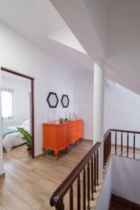 Schody w białym pokoju z komodą i lustrem w obiekcie Casa Abuela Toña by Huskalia - city center w mieście Los Llanos de Aridane