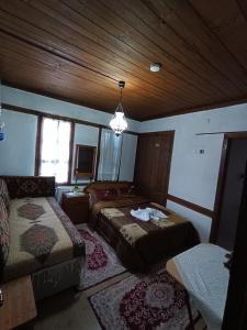 Postel nebo postele na pokoji v ubytování Arifbey Konak Hotel