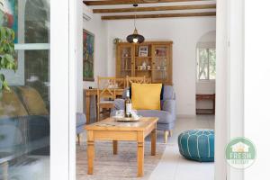 Una sala de estar con un sofá azul y una mesa. en Casa La Maroma - Spacious and quiet family home, en Alcaucín