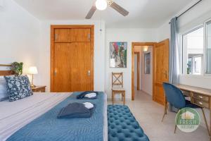 Un dormitorio con una cama, un escritorio y una silla. en Casa La Maroma - Spacious and quiet family home, en Alcaucín 30 fotos más