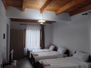 Postel nebo postele na pokoji v ubytování Vellezrit Shkambi