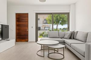 una sala de estar con un sofá y una mesa en Serenity Waves Villa 19, en Lárnaca