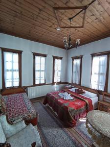 Postel nebo postele na pokoji v ubytování Arifbey Konak Hotel