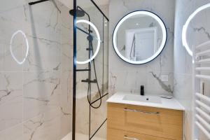 a bathroom with a sink and a shower at 500m de la plage - Maison 6 adultes & 1 enfant in Barbâtre