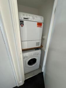 a washer and dryer in a small room at Casa Rosa, Notting Hill in London +21 photos