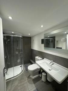 a bathroom with a toilet and a shower and a sink at Casa Rosa, Notting Hill in London +21 photos