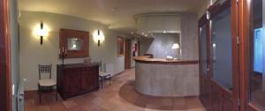 Lobby o reception area sa Peira Blanca Hotel Gastronómico